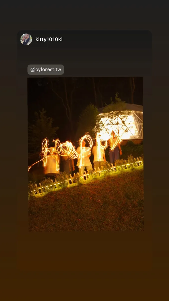 好友在夜間草地以長曝光留下仙女棒光繪