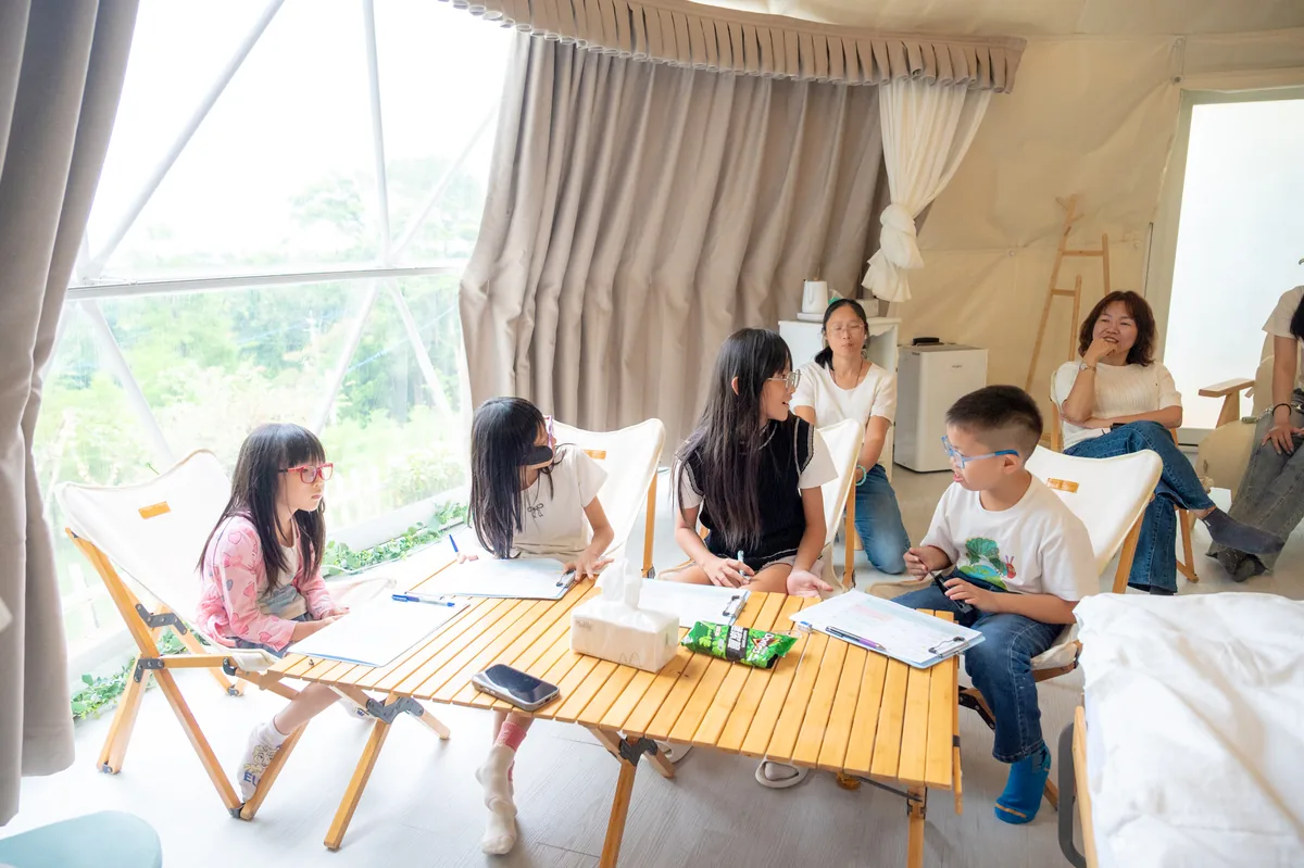 孩子與老師進行攝影觀察課程